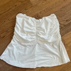 Kort vit kjol utan märke! Supersöt, men har dock hål som visas på bilden 💓