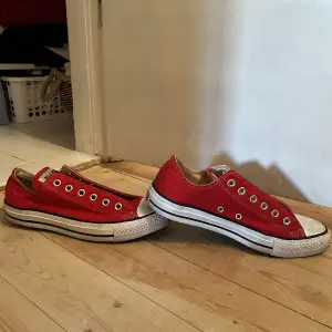 Låga röda converse som inte kommer till någon användning. De är otvättade, därav fläckarna. Skorna saknar även skosnören. Inga övriga defekter. I gott, men använt skick. Nypris ca 550kr. ❤️ Säljer även samma converse-modell i svart & vit 🖤🤍