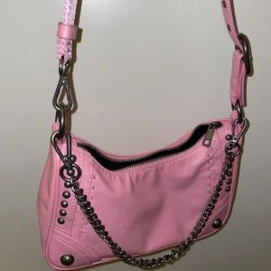 Rosa Zara väska  - I fint skick, kan användas som shoulderbag med kedjan eller ha den som axelbands väska. 
