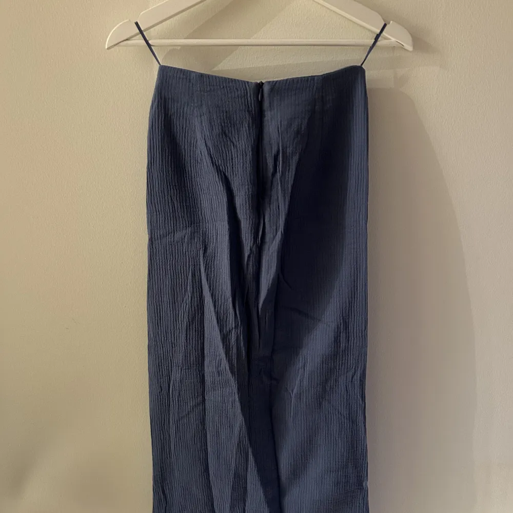 Säljer denna blå/lila kjol från zara som har som en Knut framtill och dragkedja baktill. Den är skitsnygg, men har blivit för liten på mig så det är därför jag säljer den. Använd få gånger och därför i väldigt bra skick.. Kjolar.