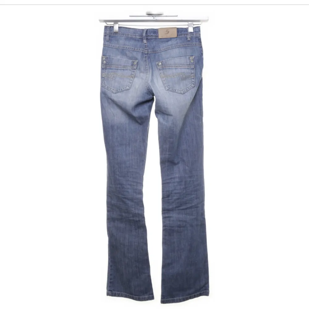 Säljer mina lågmidjade jeans i storlek 170. Jeans & Byxor.