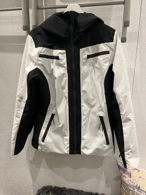 Skidjacka Everest - Skidjacka Everest i gott skick, bara använd en säsong och inte många skiddagar. Säljes då dotterna vuxit ur den. Storlek 42