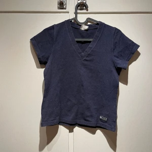 Träningstopp från Champion strl S - Begagnad v-ringad träningströja i stretch från Champion.