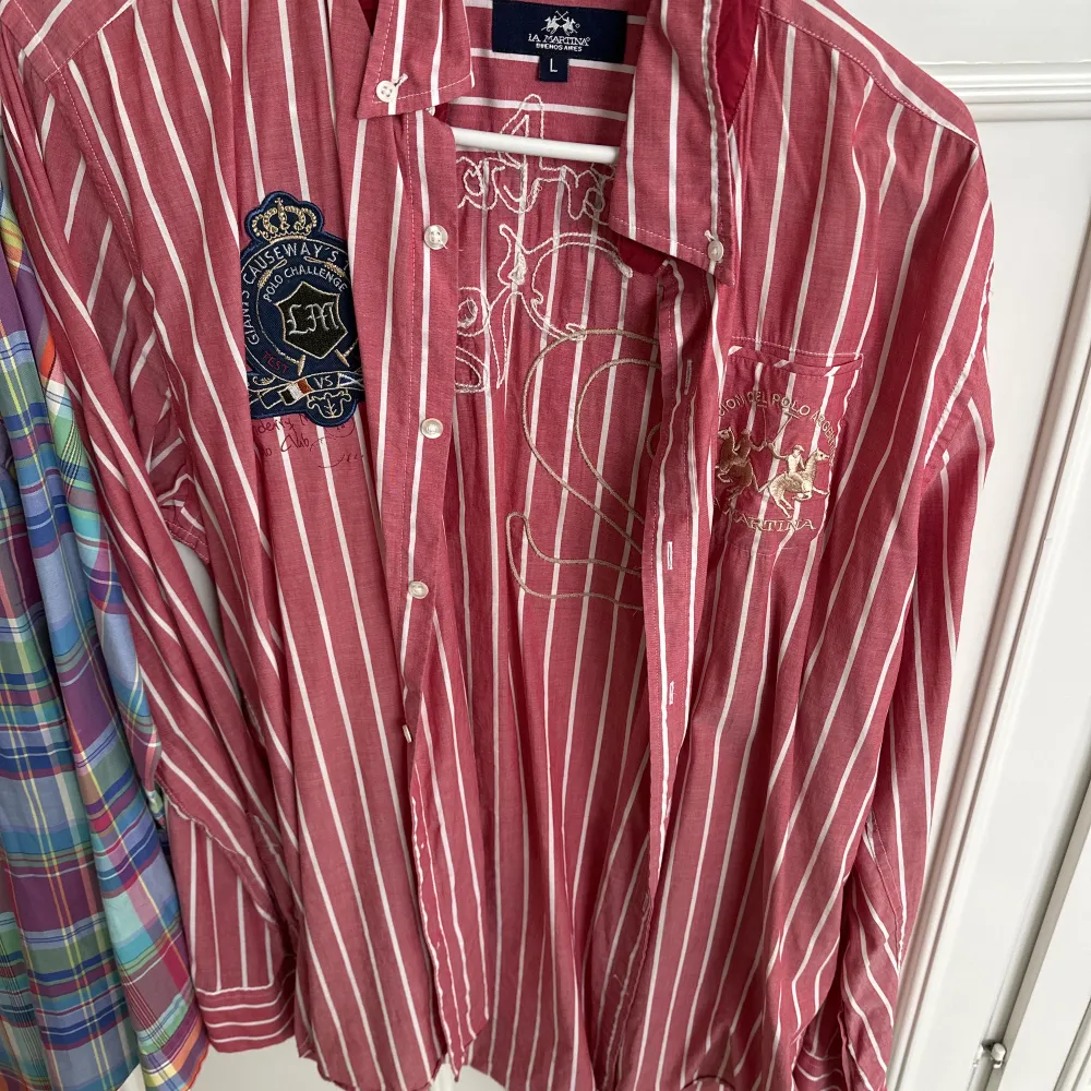 Säljer dessa herr skjortor för 50:- styck . Alla sex  för 300:-kr storlek L-M ,endast använd ett fåtal gånger,  vill.gärna bli av med dem så fort som möjligt.  Kan skickas om.köparen står för frakt. Finns I Sollentuna stockholm. Skjortor.