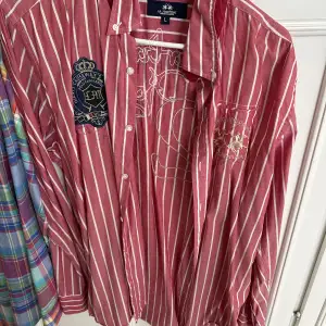 Säljer dessa herr skjortor för 50:- styck . Alla sex  för 300:-kr storlek L-M ,endast använd ett fåtal gånger,  vill.gärna bli av med dem så fort som möjligt.  Kan skickas om.köparen står för frakt. Finns I Sollentuna stockholm