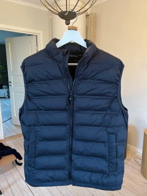 Zara väst - Mörkblå zara väst i storlek M. Aldrig använd och är i 10/10 skick. Hojta till om ni undrar något/vill ha
