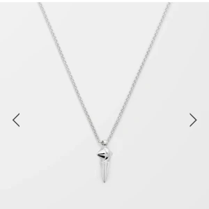 Silver halsband från syster P💗 - Säljer detta populära halsband från syster P eftersom jag inte använder silver🌟helt i nyskick och ligger fortfarande i lådan. (Original pris: 1299kr)