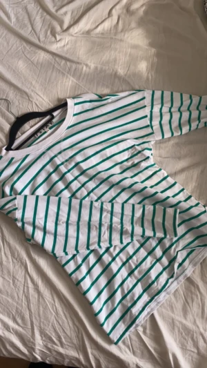 Randig tröja ( grön )  - En super gullig tröja som passar nästan till allting. Jag har fått massor av komplimanger av tröjan dom  gångerna jag har använt. Den kommer tyvärr inte till användning därav säljer jag denna tröja som då förhoppningsvis kommer till användning 💕