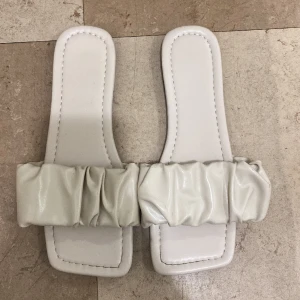 Sandaler  - Sandalerna är storlek 40 men de är väldigt slå i storleken så jag skulle säga att de är 37/38