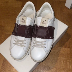 Valentino open - Säljer mina Valentino sneakers, endast använda 3-4 gånger därav endast lite slitage. (Skick 9-10) Köpta för 650£ på miinto. Mitt pris 2500:- men pris kan diskuteras. Box och dustbag med följer samt ”äkthets” papper. Dm för mer info osv,kan mötas upp i gbg
