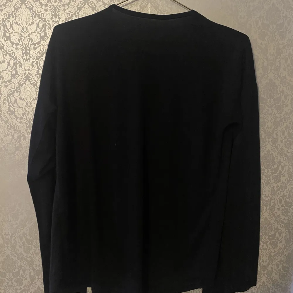 A black sheer cardigan in size S, has been used once and is like new. It’s very basic and goes with everything!  Measurements taken laying flat:  Arm: 15cm  Length: 60cm . Tröjor & Koftor.