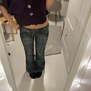 Lågmidjade bootcut jeans  - Såå fina super lågmidjade jeans! Midjemått 35 cm, innerbenslängd 74 cm❤️‍🔥❤️‍🔥