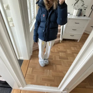 Fjällräven jacka  - Intressekoll på denna snygga och populära jacka från fjällräven, storlek XS och är i fint skick! Modellen heter expedition down lite jacket, färg navy 