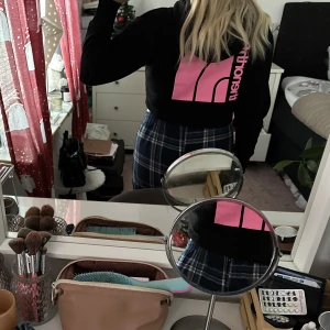 Croppad The North Face hoodie  - En snygg hoodie med stort tryck på ryggen! Säljer då den inte kommer till någon användning och den är knappt använd. 