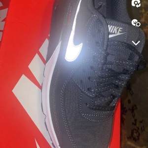 Nike Air max 90 - Helt ny, aldrig använt bara testat. Fick som present men va för liten. Storlek 42 nypris 1,200-1500kr. Kan gå mer i pris vid snabb affär