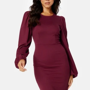 Röd julklänning  - En fin röd lite taightare klänning som funkar till julen eller annat tillfälle. Aldrig andvänd prislapp kvar.