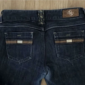 Lågmidjade Bootcut guess jeans - Lågmidjade Bootcut guess jeans utan tecken på användning. Midjemått: 79 Innerbenslängden: 78