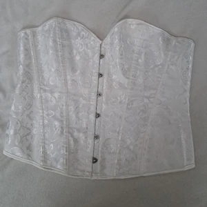 Vit korsett - Köpte av en annan men använde den aldrig + passa mig inte så därav inga bilder med den på, men superfin. Står att det är xl men skulle säga L/XL mer