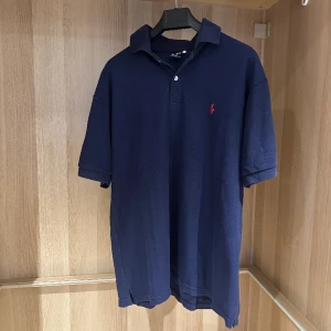 Polo Ralph Lauren piké - Polo Ralph Lauren piké i storlek XL men passar även L. Inga skador, fläckar eller liknande!