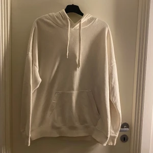 Vit hoodie - Vit hoodie i storlek L, lite nopprig men annars okej skick. Skulle säga att tyget är lite åt det tunnare hållet.