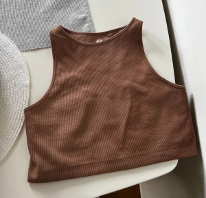 Sportbh - En fin sport-BH ifrån H&M i storlek L. Bh-n är endast testad och är i bra skick med inga skador eller liknande ❤️   Bhn är normal i storleken. 92%  polymide 8% elastan 