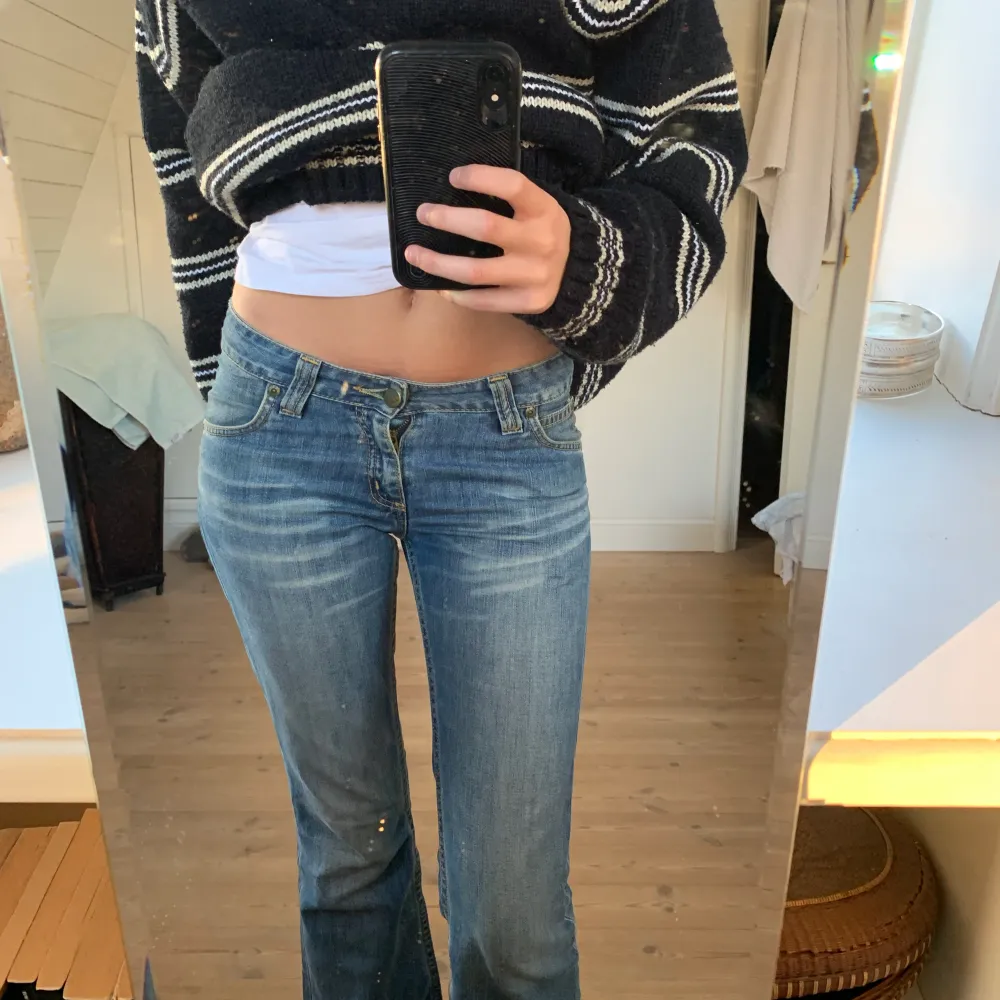 Så snygga lågmidjade lee-jeans som är snäppet för tajta och korta på mig:(( köpte dem nyss men känner att de är aningen små (jag är vanligtvis S i byxor och 170 cm lång)! Toppenskick! Midjemått: 74 cm, innerbenslängd: 80 cm, hela byxlängden: 103 cm💓. Jeans & Byxor.