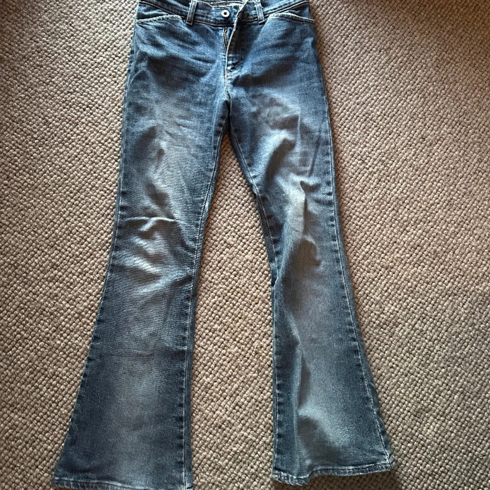 Säljer dessa jeans då de är lite för korta för mig och små i midjan ❤️är 170cm . Jeans & Byxor.