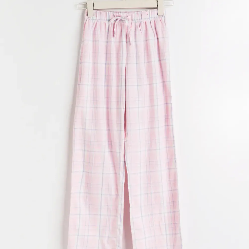 Säljer dessa så snygga helt nya Gina Young pyjamas byxor då de är för stora för mig💞❤️❤️. Jeans & Byxor.