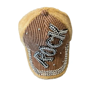 Keps med strass - Snygg beige keps med strass och fina detaljer⭐️⭐️ skriv vid fundeirngar<3