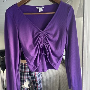 Långärmad  - Fin lila långärmad med knytning från Monki💜💜💜💜💜 använt fåtal gånger