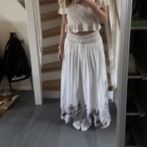 Zara lång kjol - Jättefin kjol från zara, endast testad och kommer inte till användning💗