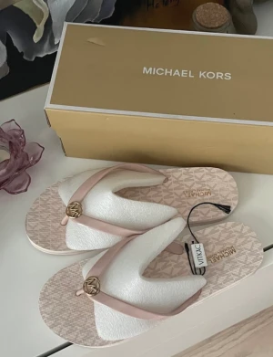 Michael kors flip-flops skor - Säljer ett par super fina michael kors flipflops i storlek 38,5. Använda max 1 gång för att prova dom men dom var tyvärr för stora för mig. 