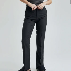 Kostymbyxor  - Säljer nu mina kostymbyxor från bikbok i modellen Vilma då dom blivit för stora.  Dom är lite slitna på låren där av priser, kom privat för att få privata bilder. Mitt pris 100 nypris 499  Priset kan diskuteras 