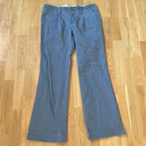 Lågmidjade kostymbyxor  - Lågmidjade kostymbyxor från Carry som tyvärr är för små för mig🤧 Midjemått: 78cm Innerben: 71cm