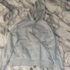 säljer denna mysiga gråa hoodien pga att den blivit för liten, använt ett fåtal gånger men är i fint skick💕