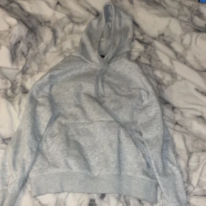 Grå hoodie - säljer denna mysiga gråa hoodien pga att den blivit för liten, använt ett fåtal gånger men är i fint skick💕