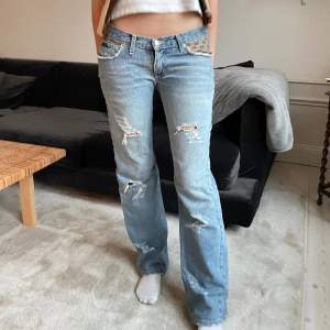 Urcoola vintage Gucci jeans med låg midja!🙌 Skriv privat för fler bilder eller frågor! Midjemått: 40cm Innerbenslängd: 82cm Ytterbenslängd: 102cm Ankelvidd: 21cm
