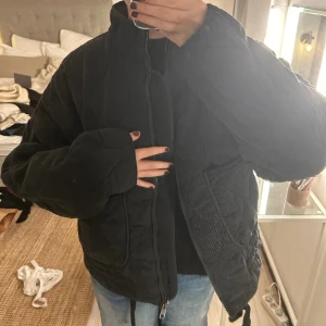 Så fin jacka från zara!  - Eftertraktad jacka från zara använd en gång! Är i strl L men skulle säga att den sitter mer som en M! Nypris 899kr! Den är lagom varm så funkar utmärkt på vintern med en stickad tröja under! 