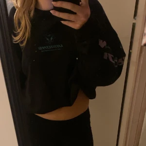  Sweatshirt - Köpt från madlady för ca 300 kr, inte använd så mycket💓Är i storlek L men känns mer som M (jag är S)