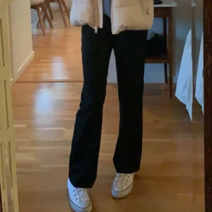 Lågmidjade kostymbyxor  - Svarta flared lågmidjade kostymbyxor från HM. Säljer pga för små. Insydda i midja och nersydda längst ner vid benen. Storlek S men insydda till en stl Xs. 🤍 Midja: 33cm Innerbenslängd: 80cm Säljer för 90kr men pris kan diskuteras. 