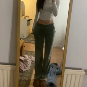 Juicy del ray  - Juicy byxor i chinois green. Saknar snöre + en mindre fläck på knäet. Kom i dö för fler bilder och diskussion om pris ❤️