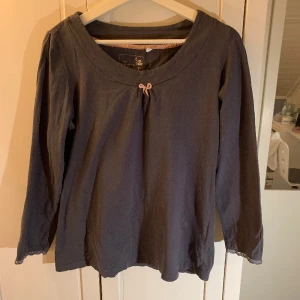 Topp - Supergullig överdel med en liten rosett och spets längst ner på ärmen. Ärmarna är lite längre än trekvart. 🤍 Stl M men passar även mindre. Aldrig använd!  Säljer för 70kr men pris kan diskuteras. Skriv privat för fler bilder eller frågor!