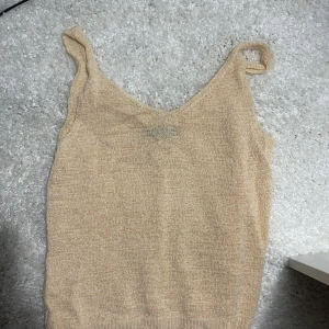 Aprikosfärgat linne frpn bikbok - Ett jättefint linne från Bikbok i mycket bra skick, säljer pga av att den e lite liten för mig