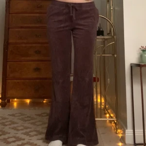 Mjukisbyxor - Lågmidjade utsvängda mjukisbyxor i plysh och med band i midjan, från Weekday! Jag är 173 cm, midjemåttet är 70 cm (strechiga) och innerbenslängden 79 cm 🤍