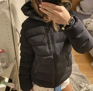 Moncler herbe giubbotto  - Nästan helt sprillans ny moncler jacka. Köptes i januari men hann tyvärr inte använda den mer än ungefär 10 gånger och säljer nu för är intresserad i en annan jacka. Köpte för 13,500kr men säljer nu för 5999. Kvitto finns kvar, skriv för fler bilder❤️