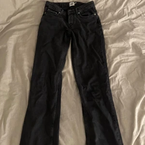 Byxor - - svarta jeans, storlek xs, från lager 157, modell icon, lågmidjade. 150kr - blåa jeans, storlek EU 36, från Nelly, har slit längst ner. 250kr  - kostymbyxa, storlek s, från pull&bear, inga fickor. 200kr