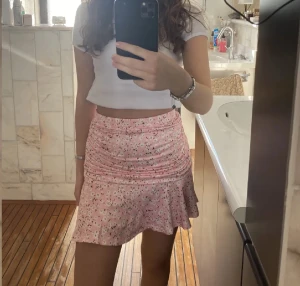 Rosa blommig kjol  - Skick 10/10, skriv för frågor och bilder