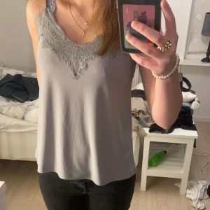 Spets linne - Säljer mitt snygga grå spets linne i stl XS!!💕Men de passar även S och M  Använd få ggr! Säljer för har liknande