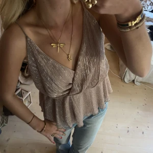 Topp - SUPER snygg och exklusiv, den är typ beige/rosa