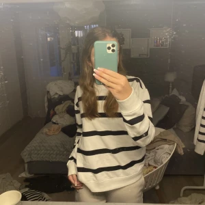 Randig sweatshirt  - Randig sweatshirt från h&m, bra skick men väl använd💘